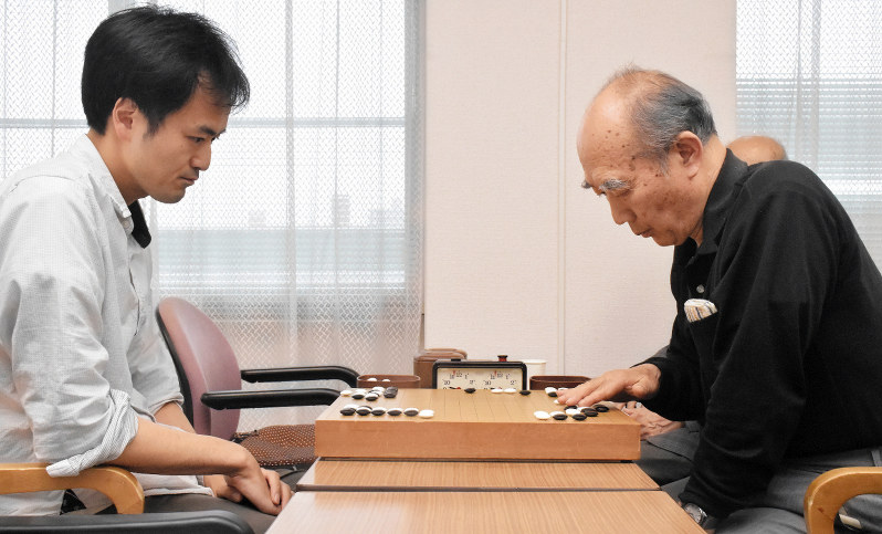 決勝に臨む藤井陽光七段(右)と熊地洋行五段=秋田市の秋田囲碁センターで