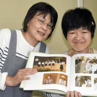 皇太子ご夫妻（当時）の前でハンドベルを演奏した村岡さん（右）と職員の藤枝さん＝茨城県土浦市神立町で