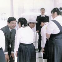 演奏した尚恵学園の入所者に声をかける皇太子ご夫妻（当時）＝尚恵学園提供