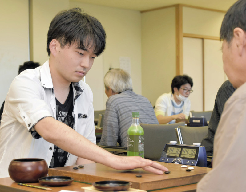 真剣な表情で碁盤に向かう小沢弘季さん=前橋市文京町2の県生涯学習センターで