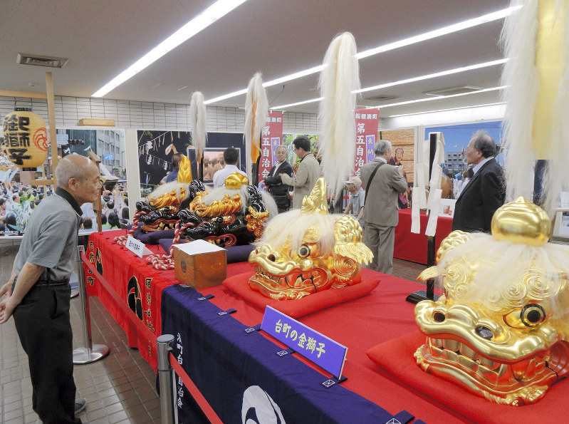 3年に1度の「湊町八剣神社本祭り」を前に千葉県船橋市役所ロビーに展示されている獅子頭
