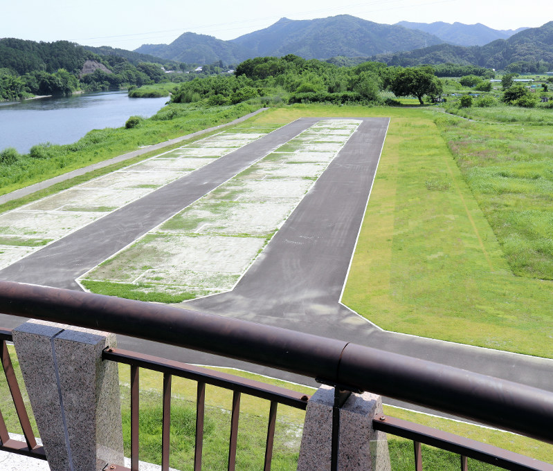 大瀬大橋下に整備された「かわまちバーベキュー広場」。左側2列が区画サイト、右側緑地がフリーサイト