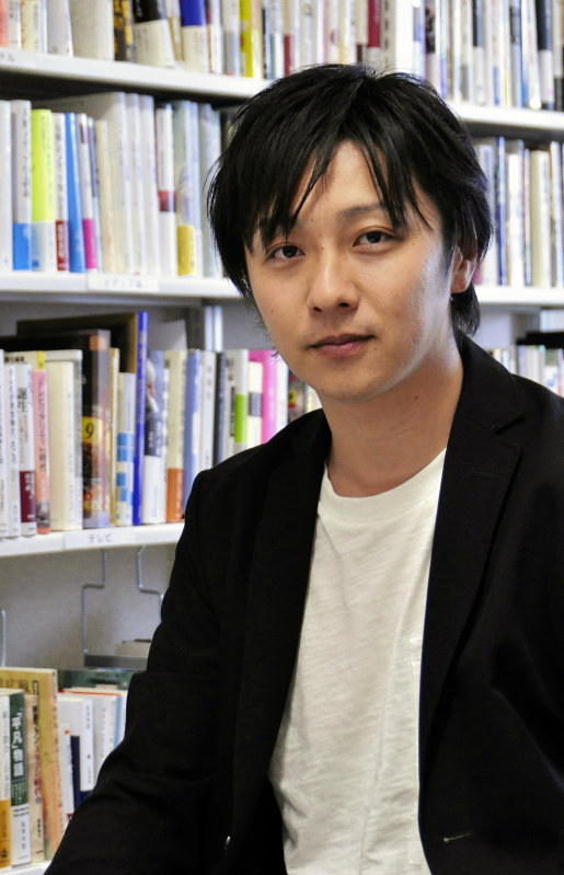 平成後期から令和にかけて続く時代をメディアや文化的背景から分析する北村匡平准教授=東京都目黒区で2019年5月16日、塩田彩撮影