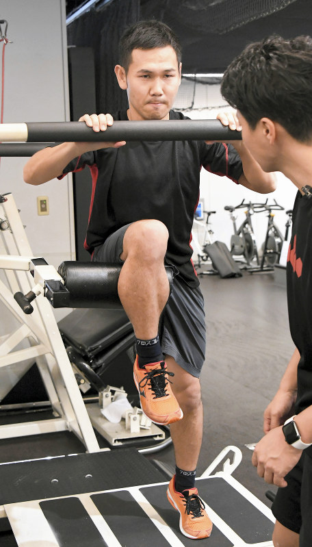 トレーニングに励む高山勝成(左)=東京都渋谷区で2019年5月29日、根岸基弘撮影