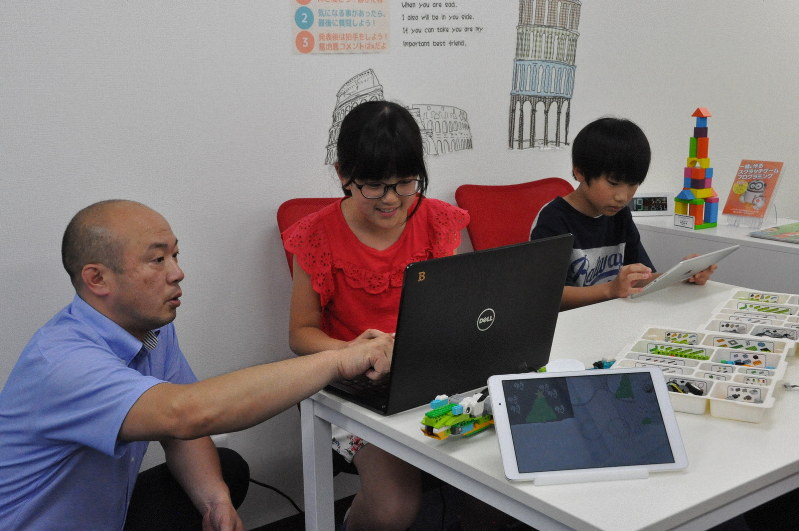 さまざまなプログラミング学習教材がそろう教室で学ぶ子どもたち=東京都荒川区で2019年5月25日午後3時22分、成田有佳撮影