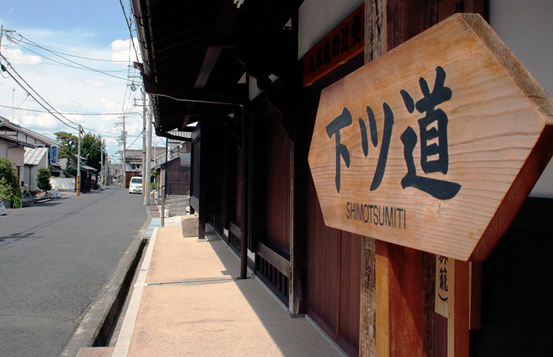 万葉古道 を尋ねて 交流 別れ 流浪 ４２ ３都を巡った巨木 ８ 直線２４キロ 田園貫く古道 奈良 毎日新聞