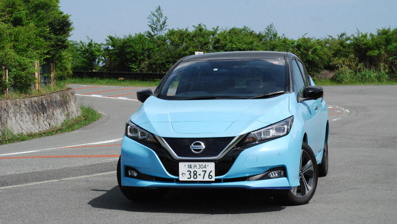 東京から箱根往復のドライブで芦ノ湖スカイラインを走る日産リーフ=神奈川県内で5月30日、川口雅浩撮影