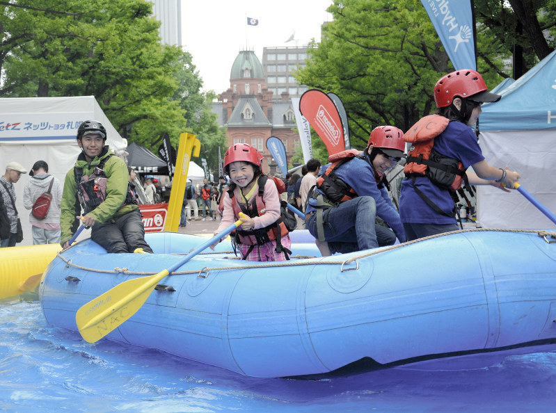 街中のラフティング体験を楽しむ子供たち=札幌市中央区で