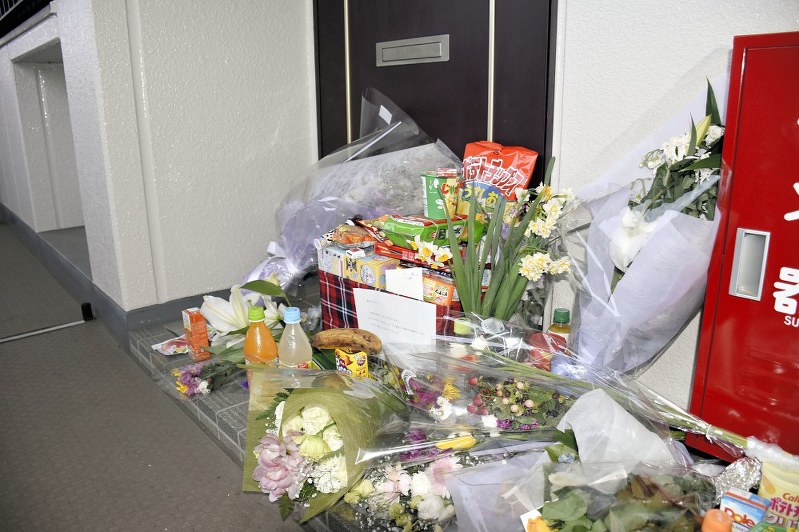 事件後、女児が亡くなったアパートの部屋の前には多くの花やお菓子が供えられていた=千葉県野田市で2019年2月15日、町野幸撮影