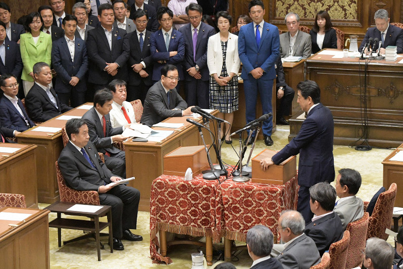 党首討論で立憲民主党の枝野幸男代表(手前左)の質問に答える安倍晋三首相(中央右)=国会内で2019年6月19日午後3時2分、川田雅浩撮影