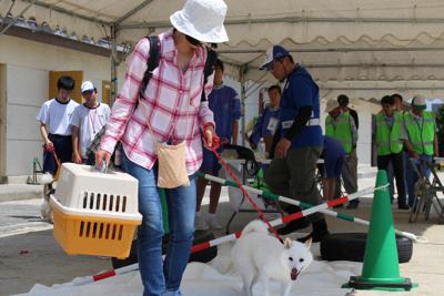 ペット同行の避難訓練をする住民＝岐阜県羽島市の市立中央中学校で2018年5月27日（渡辺英毅さん提供）