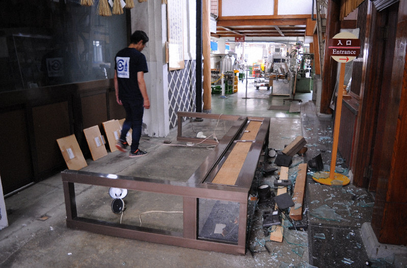 横倒しになった渡会本店の展示用ショーケース=山形県鶴岡市大山で2019年6月19日午前7時49分、長南里香撮影
