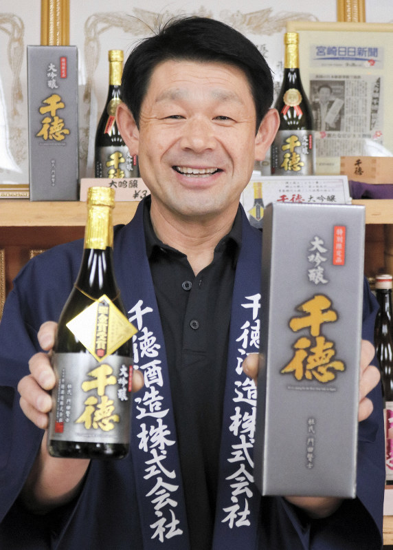 金賞を獲得した「大吟醸 千徳」を「ぜひ飲んでみて」と話す門田社長=勝野昭龍撮影