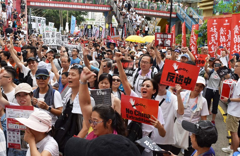 逃亡犯条例改正への反対を叫びながらデモをする市民ら=香港中心部で2019年6月9日、福岡静哉撮影