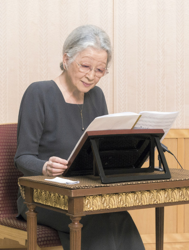 詩の朗読をする美智子さま=宮内庁提供