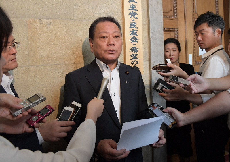 麻生太郎副総理兼財務相の問責決議案と金子原二郎参院予算委員長の解任決議案を参院に提出後、記者団の質問に答える立憲民主党の芝博一参院国対委員長=国会内で2019年6月20日午前10時9分、川田雅浩撮影