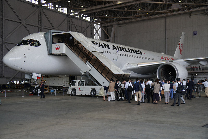 日本航空 A350-900 初号機 エアバス、赤い「A350」ロゴが入ったJAL向けA350-900初号機の塗装完了