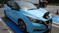 新東名120キロ区間を走行後、サービスエリアで充電する日産リーフ＝静岡県御殿場市で川口雅浩撮影