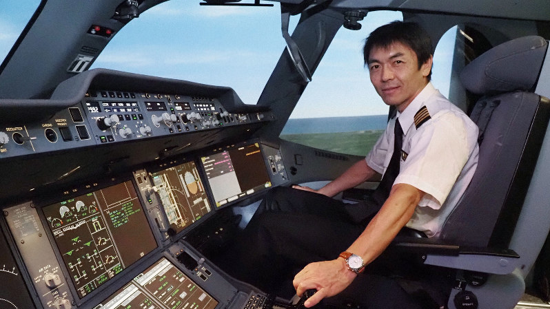 JALの濱和孝機長(エアバスA350のシミュレーター内で)=米田堅持撮影