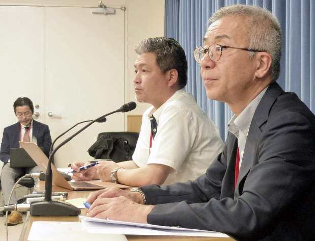 日本語教育推進法の成立を受け、記者会見する日本語教育学会副会長の衣川隆生さん(右)と神吉宇一さん=東京都千代田区の文部科学省で2019年6月21日午後4時33分、奥山はるな撮影