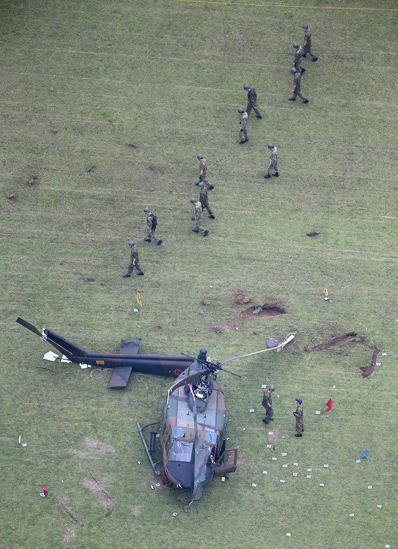 陸自ヘリ着陸失敗 大破 けが人なし 立川駐屯地 写真特集3 5 毎日新聞