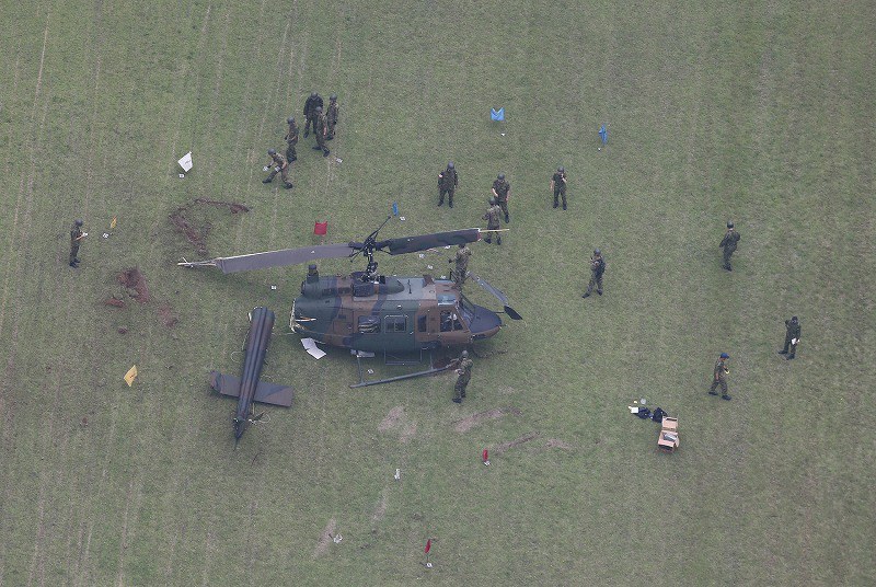 陸自ヘリ着陸失敗 大破 けが人なし 立川駐屯地 写真特集5 5 毎日新聞