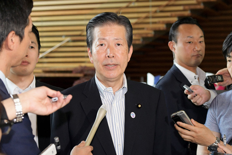 安倍晋三首相と会談後、記者団の質問に答える公明党の山口那津男代表=首相官邸で2019年6月21日午後2時41分、川田雅浩撮影