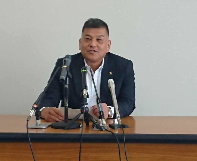 記者会見する西端勝樹・大阪府守口市長=同市役所で2019年6月21日、山本真也撮影