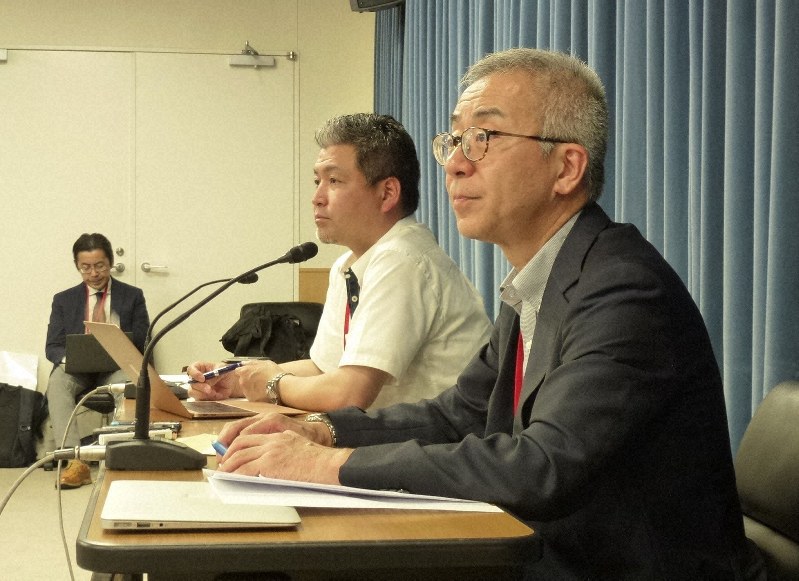 日本語教育推進法の成立を受け、記者会見する日本語教育学会副会長の衣川隆生さん(右)と神吉宇一さん=東京都千代田区の文部科学省で2019年6月21日午後4時33分、奥山はるな撮影