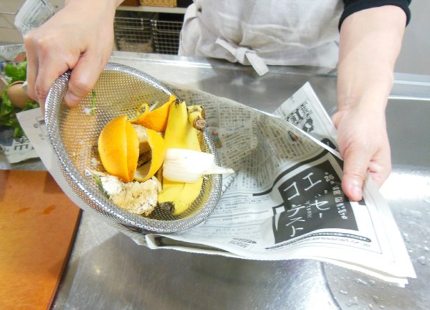 住 ｌｉｖｉｎｇ すっきり夏の台所 生ゴミ 新聞紙で臭い防止 毎日新聞