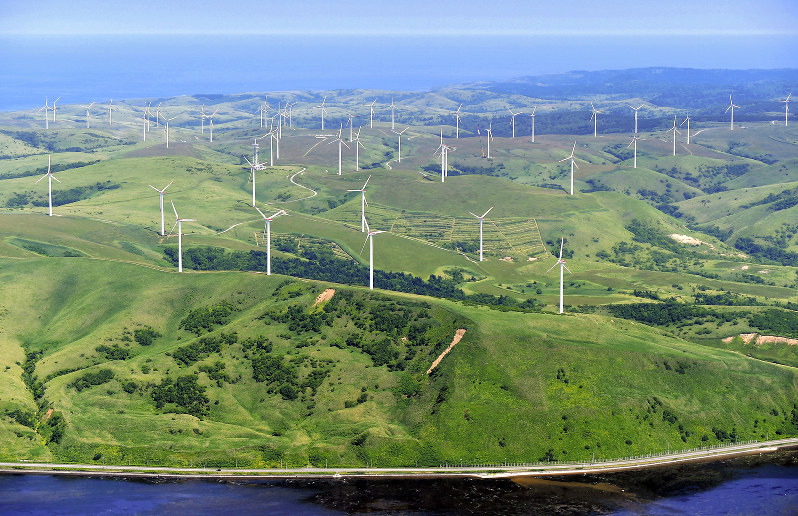 北海道・宗谷丘陵にある大規模風力発電施設=稚内市で2016年7月、本社機「希望」から手塚耕一郎撮影