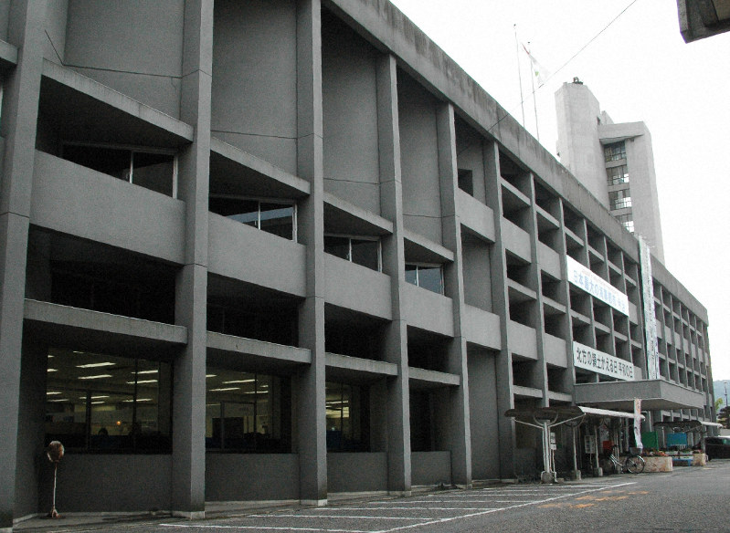 今治市役所=愛媛県今治市で2011年5月31日、津島史人撮影