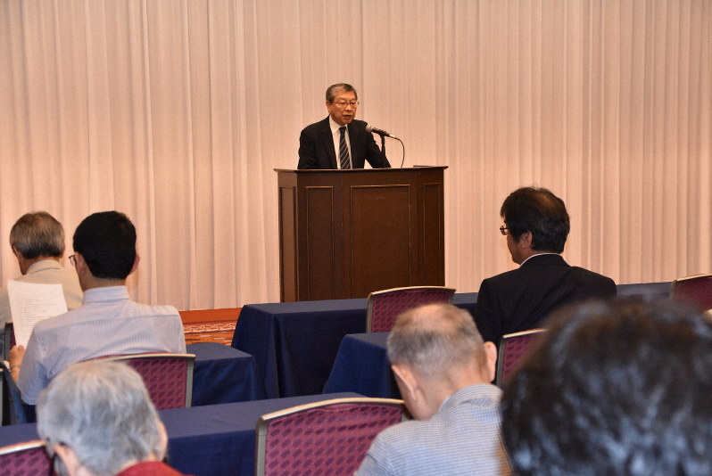鉄道安全推進会議(TASK)の総会で、解散について報告する共同代表、田島義久弁護士=大阪市北区で2019年6月23日午後1時10分、土居和弘撮影