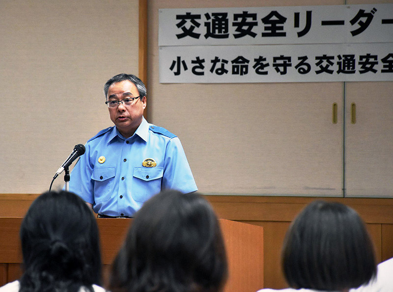 「交通安全リーダー」を対象にした研修会で、あいさつをする大津署の伊藤豊晴署長=大津市の同署で、諸隈美紗稀撮影