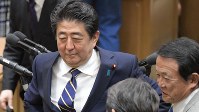 党首討論を終えて麻生太郎副総理兼財務相（右）らと話す安倍晋三首相＝2019年6月19日、川田雅浩撮影