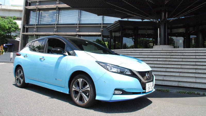 最新の日産リーフをテストし、EVの実力が明らかになった=東京・竹橋の毎日新聞社で、川口雅浩撮影