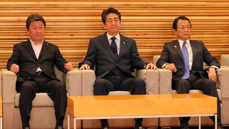 閣議に臨む(左から)茂木敏充経済再生担当相、安倍晋三首相、麻生太郎副総理兼財務・金融担当相=首相官邸で2019年6月18日、長谷川直亮撮影