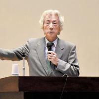 自然エネルギーの活用を訴える小泉純一郎元首相＝北海道更別村で