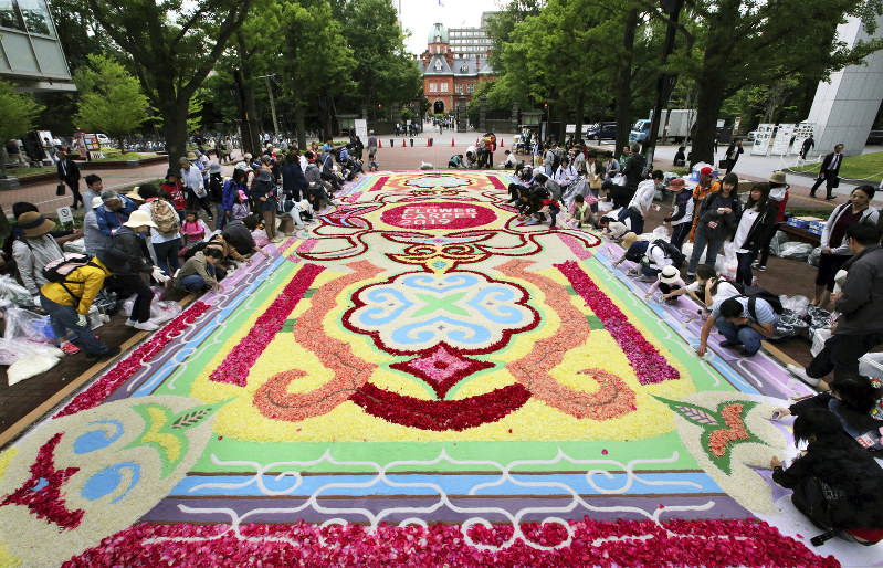 サッポロフラワーカーペット 花びらを使って地面に大きな絵 あすまで展示 札幌 北海道 毎日新聞