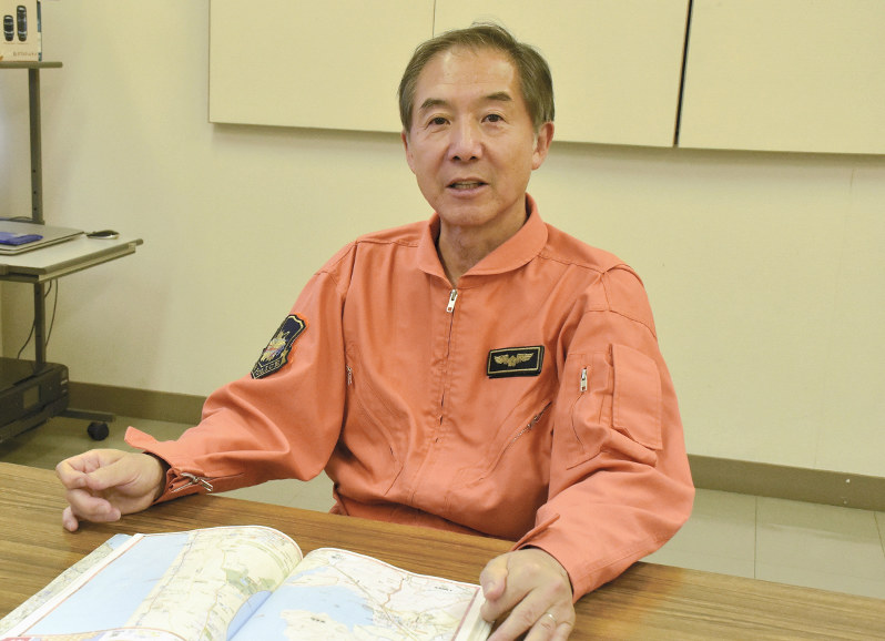県内の遭難件数の多い場所について説明する県警航空隊長の鈴木真悦さん=青森県警航空隊施設内で