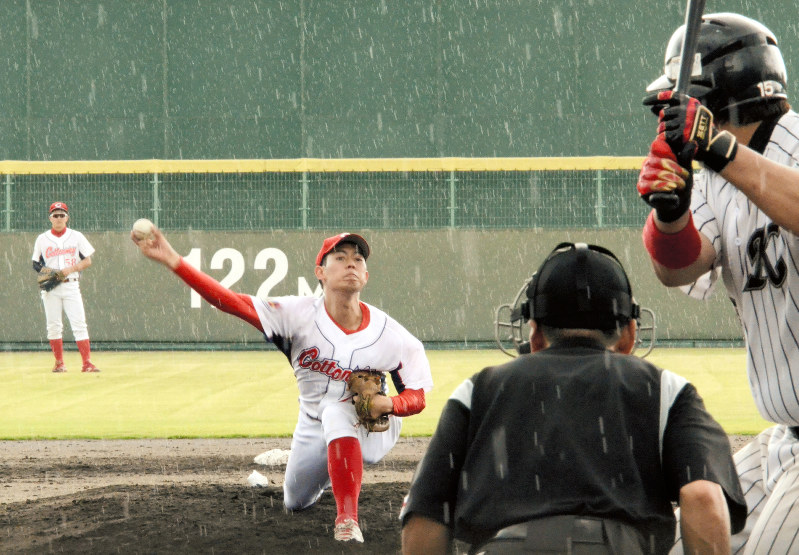 雨が降る中、1回戦で完投勝利したコットンウェイ倶の尾崎投手=栃木県益子町の益子北公園野球場で