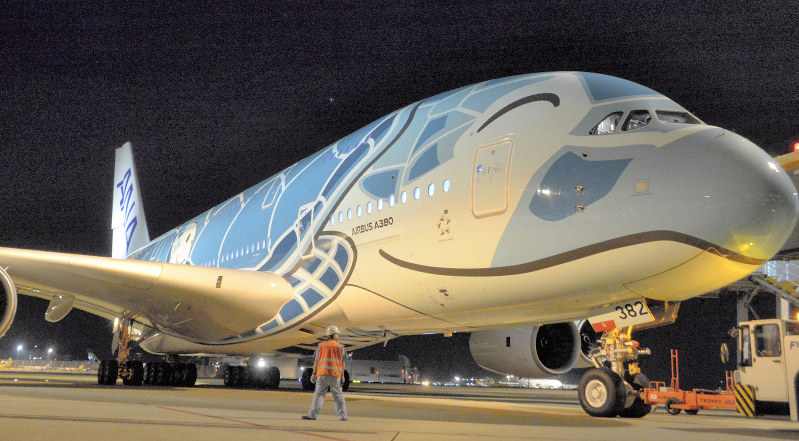 投入された全日空のA380の2号機=成田空港で