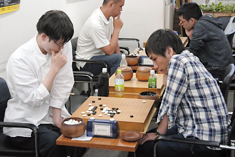 決勝で熱戦を展開した大関さん(右)と稲葉さん=横浜市中区の横浜本因坊で