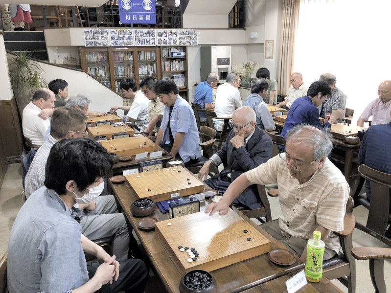 県代表を目指し、熱戦が繰り広げられたアマ本因坊県大会=静岡市葵区の「爛柯」で