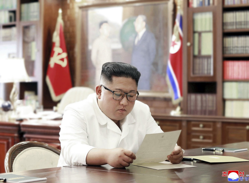 トランプ米大統領の親書を読む金正恩朝鮮労働党委員長。日時は不明=朝鮮中央通信・朝鮮通信