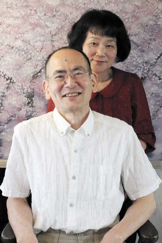 オーナーシェフの岩佐光さんと妻の一美さん=三重県亀山市で2019年6月11日午後5時半、細川貴代撮影