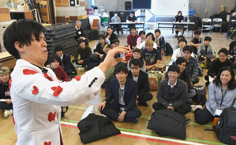 講師や同期生の前で「ネタ」を見せる生徒(手前左)=東京都千代田区のNSC東京で2018年11月、藤井太郎撮影