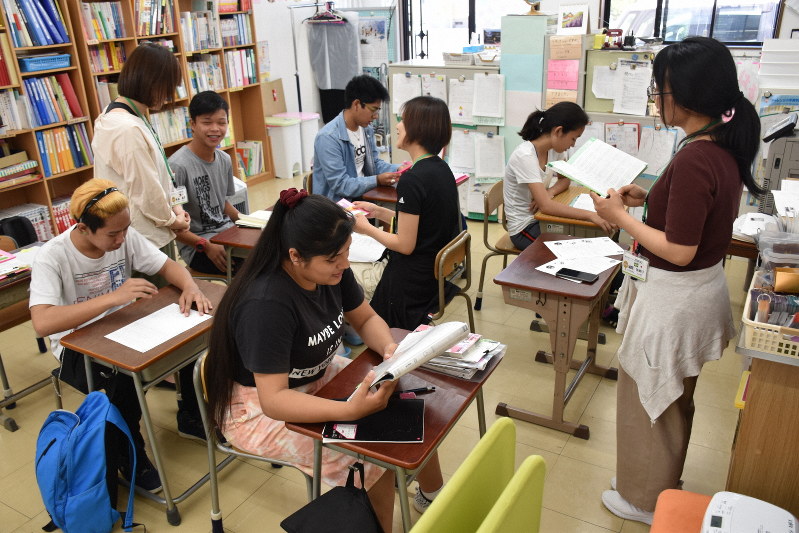 高校進学を目指す外国籍の若者が勉強する学習支援教室「多文化ルームKIBOU」=愛知県西尾市で2019年5月23日午後1時45分、太田敦子撮影