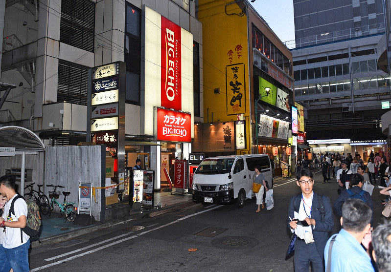 意識不明の女性が見つかった現場付近=福岡市博多区で2019年6月24日午後7時32分、矢頭智剛撮影