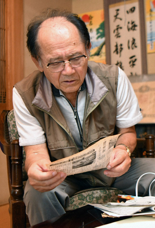 ハンセン病訴訟に関する過去の新聞記事に目を通す赤塚興一さん。「ハンセン病元患者の家族でも胸を張って歩けるような判決を期待したい」と語る=鹿児島県奄美市名瀬浦上町で2019年6月13日午後2時16分、清水晃平撮影